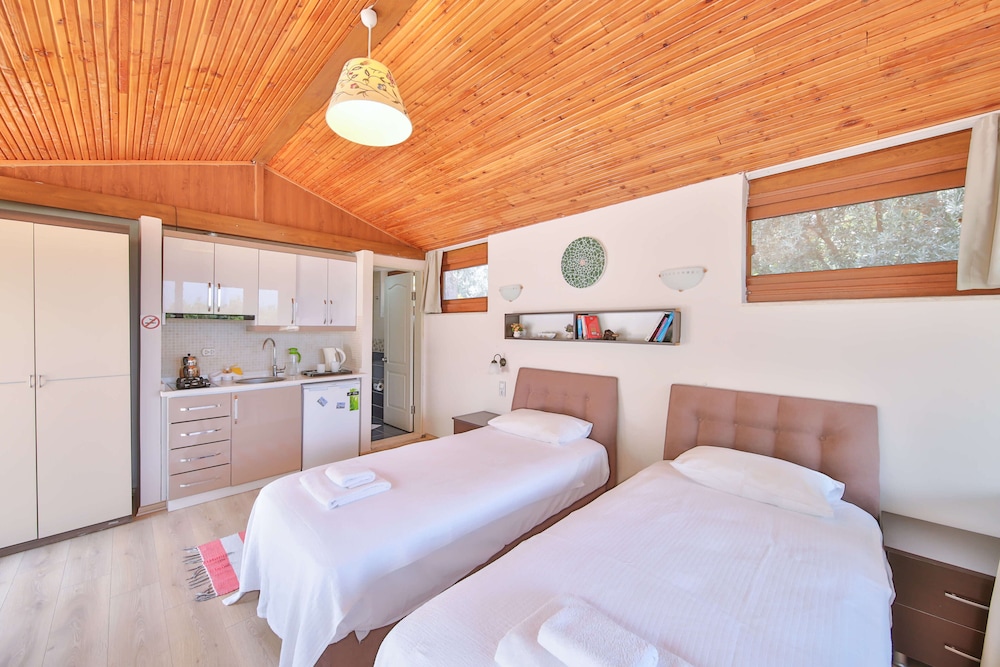 Traditional Twin Room, 2 Twin Beds, Partial Sea View, Poolside