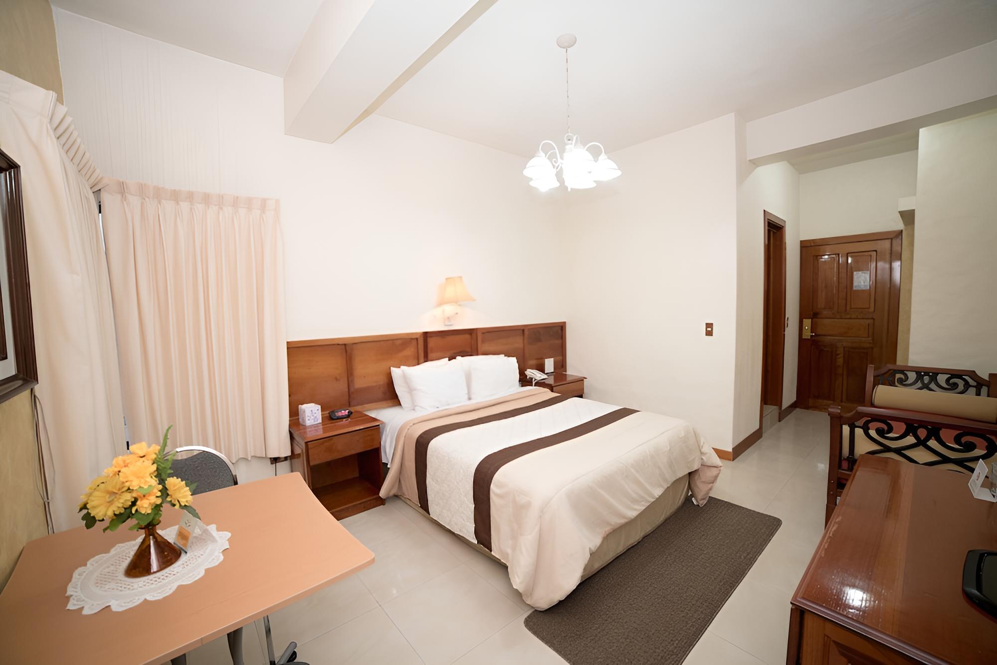 Standard Room, 1 Queen Bed photo 3
