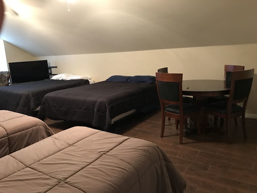 House, Multiple Beds (Family friendly lake house located at) photo 3