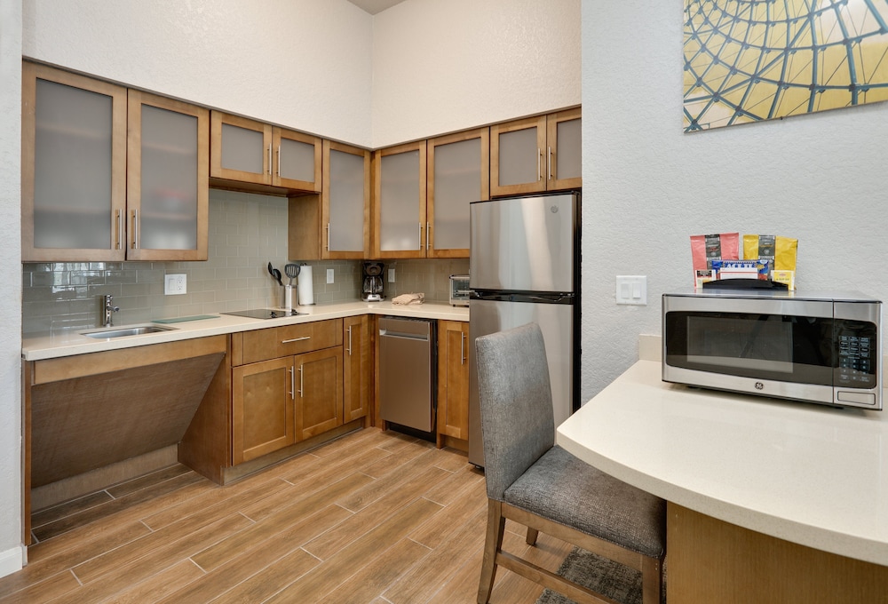 Suite, 2 Bedrooms, Kitchen photo 2
