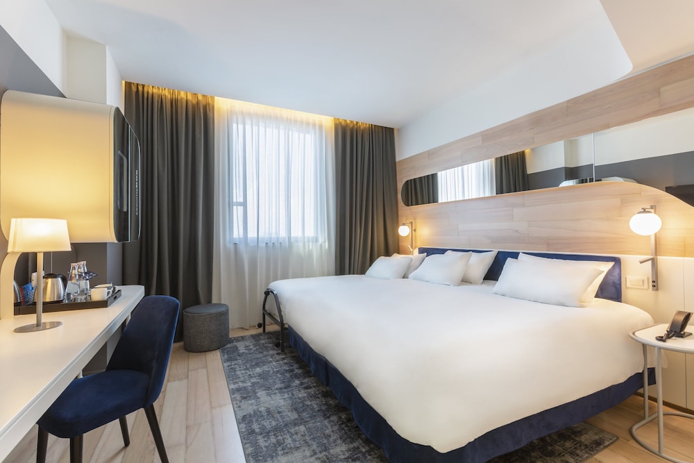 Standard Room, Multiple Beds thumbnail 5