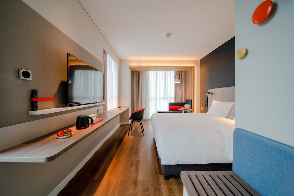 Standard Room, 1 King Bed - Photo 2