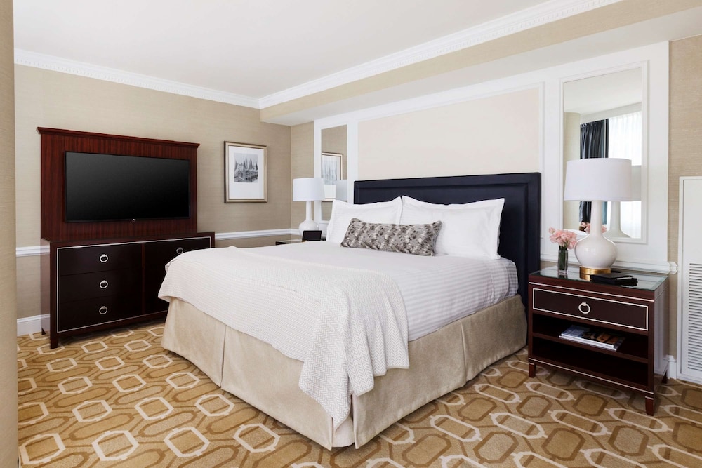 Suite, 1 King Bed (Greenway Suite)
