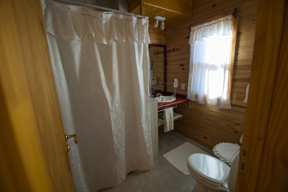 Deluxe Cabin, 1 Queen Bed, Non Smoking, Private Bathroom (Romantic Luxury C) photo 2