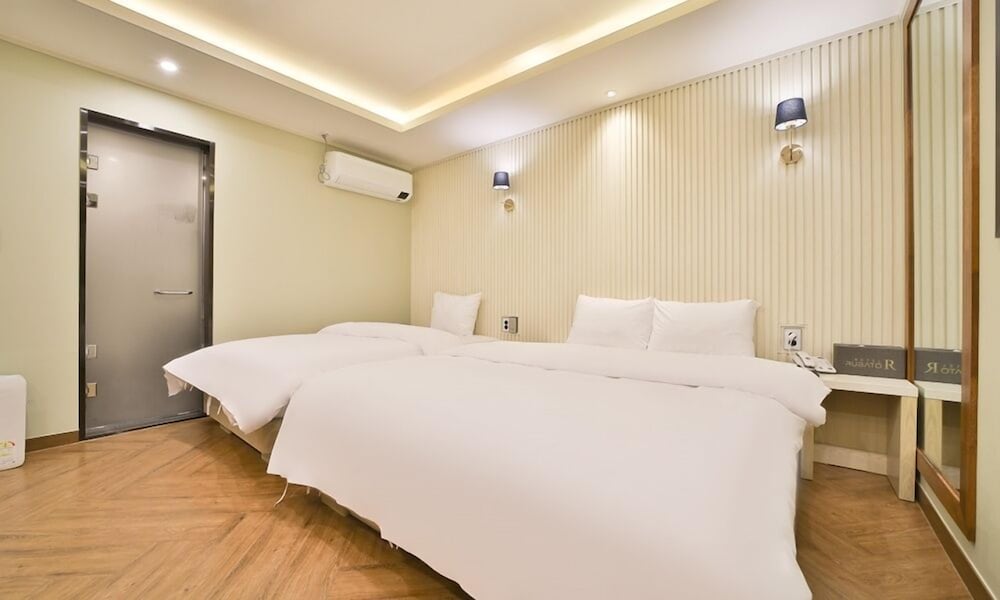 Twin Room (R)