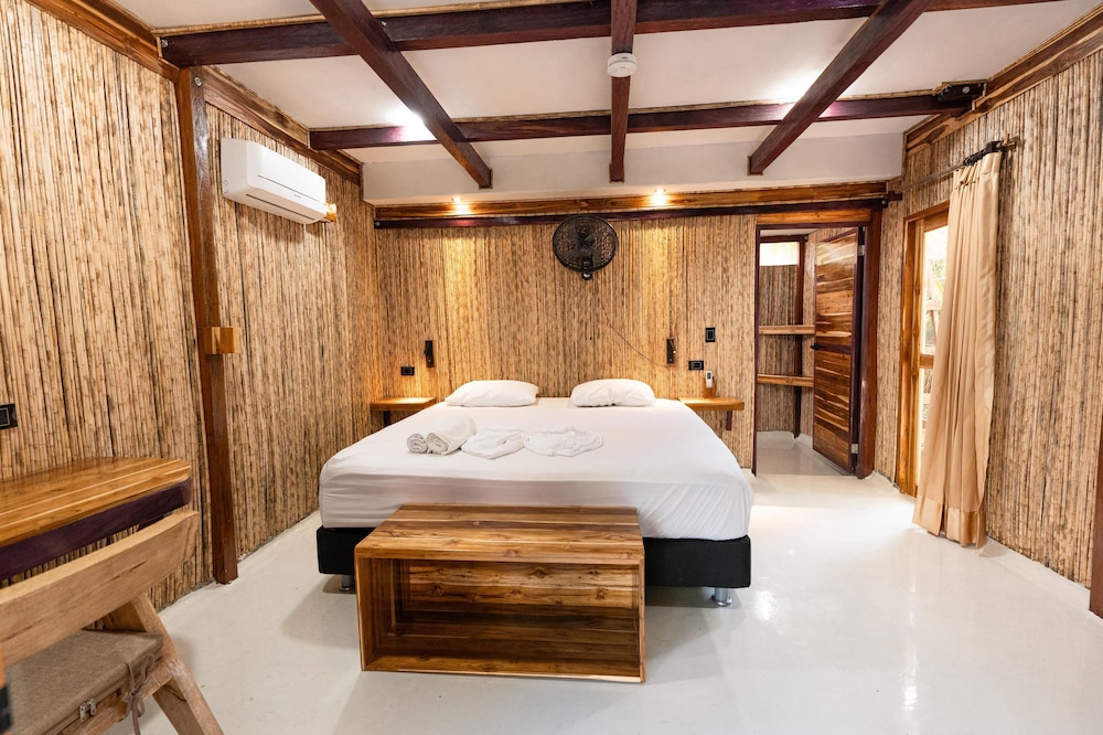 Luxury Double Room, 1 Queen Bed, Air conditioning, Partial Ocean View