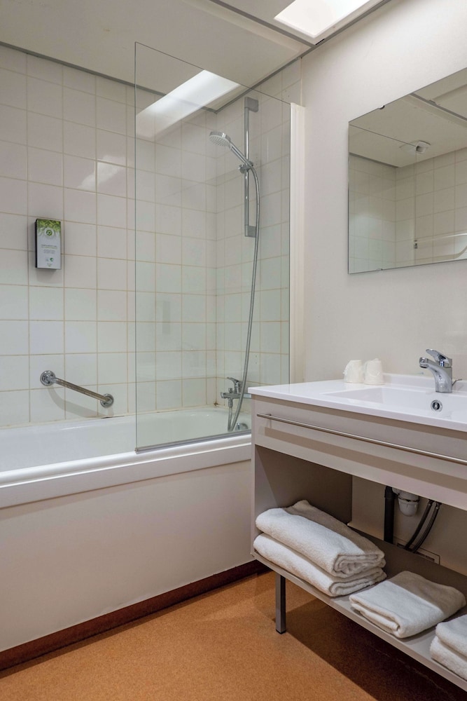 Standard Room, 2 Twin Beds - Photo 9