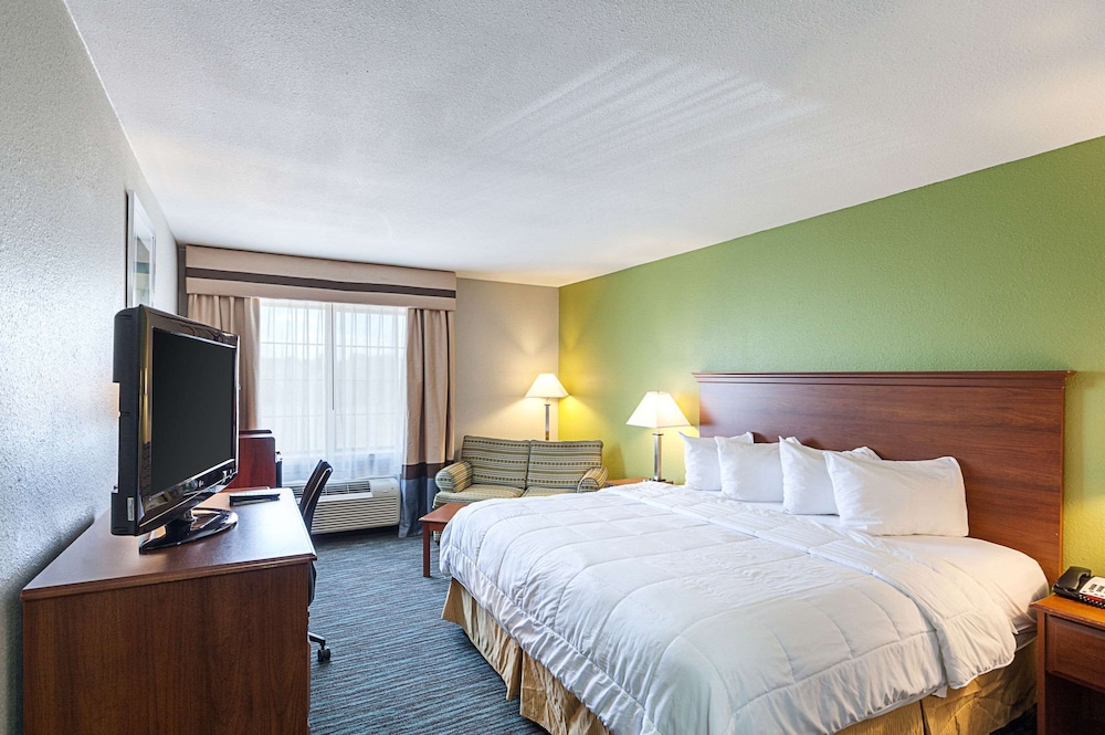 Standard Room, 1 King Bed, Non Smoking - Photo 8