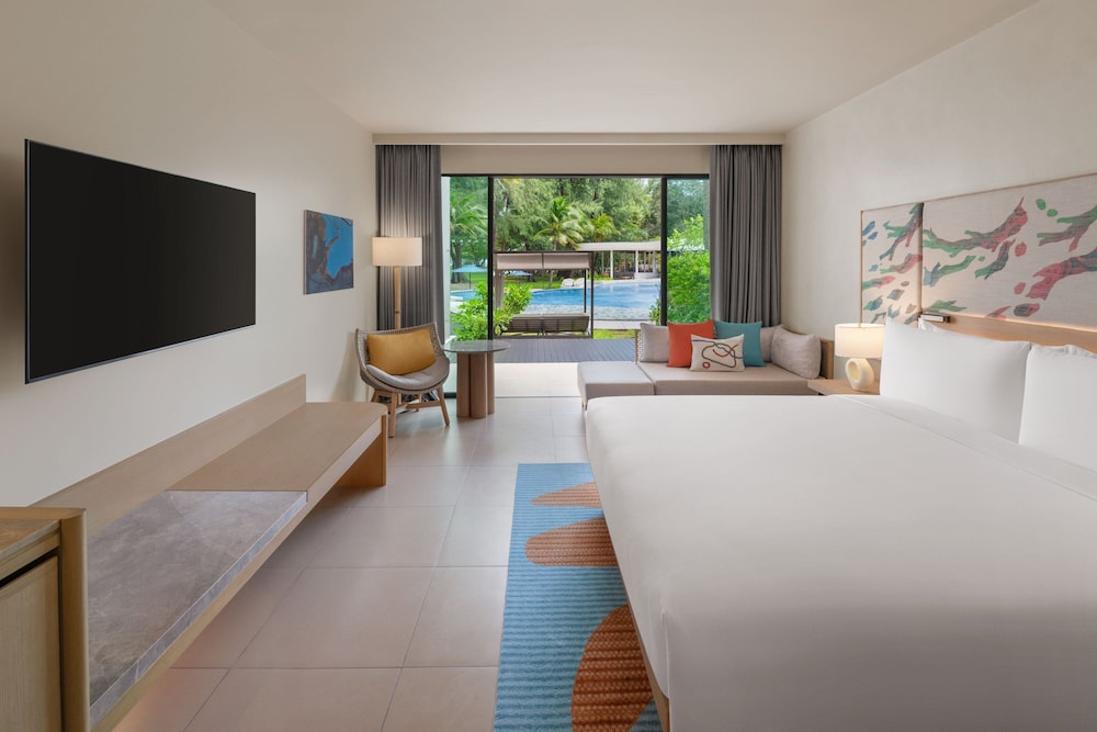 Premium Room, 1 King Bed, Pool View (Terrace) - Photo 5