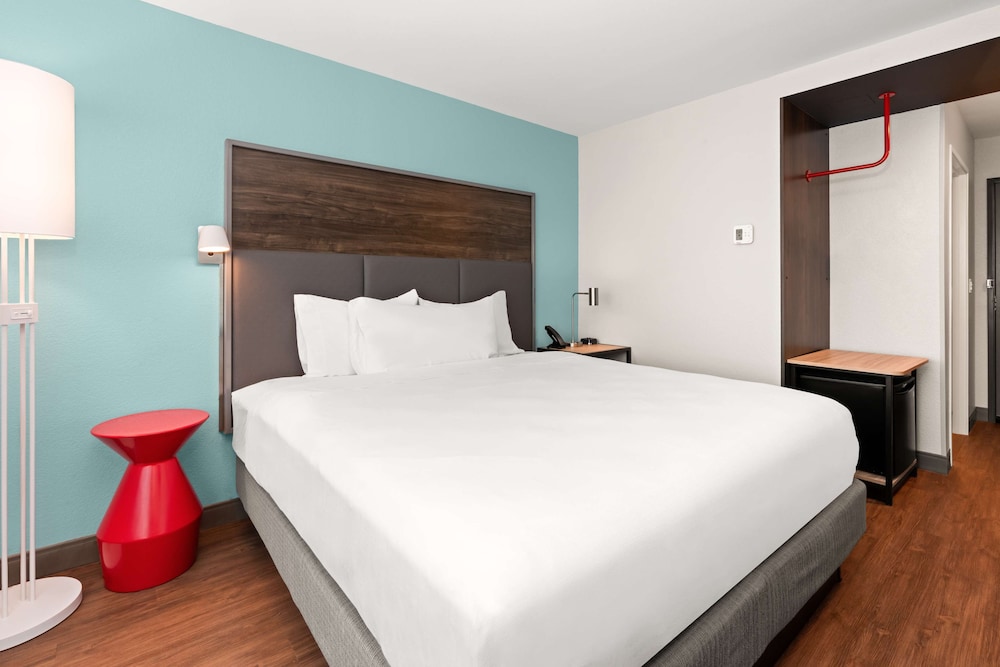 Room, 1 King Bed, Accessible (Mobility & Hearing, Roll-In Shower) - Photo 1