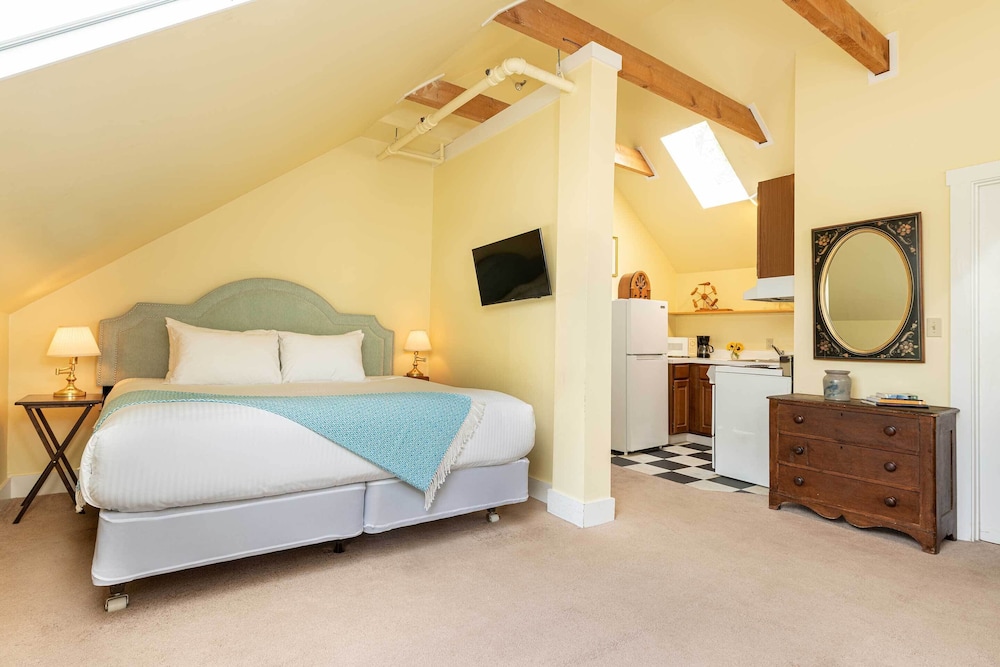 Deluxe Studio Suite, 1 King Bed photo 1