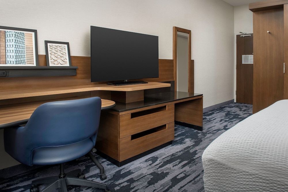 Suite (Mobility/Hearing Accessible, Tub) photo 2