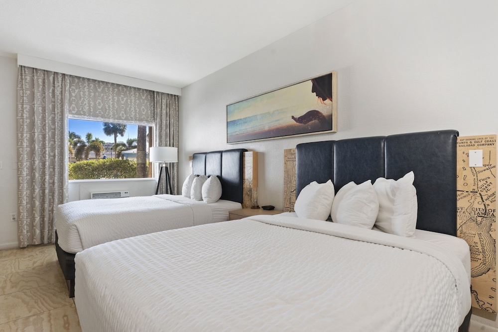 Room, 2 Queen Beds, Poolside - Photo 1