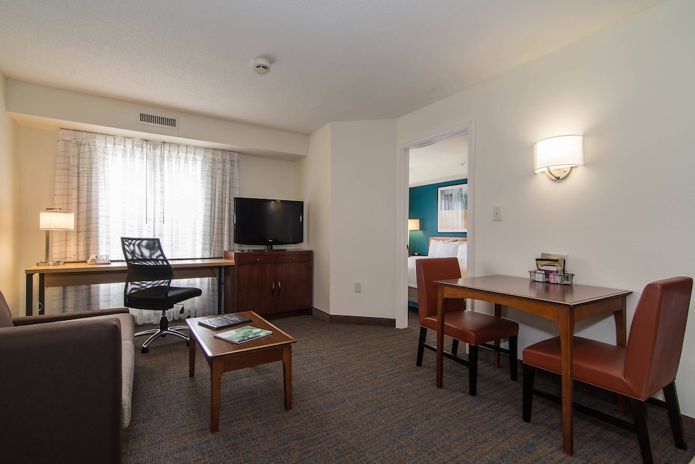 Suite, 1 King Bed with Sofa bed - Photo 3