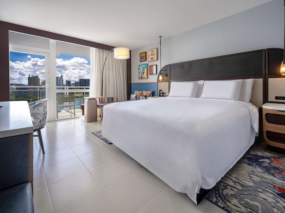 Room, 1 King Bed, Balcony (Water View) - Photo 3
