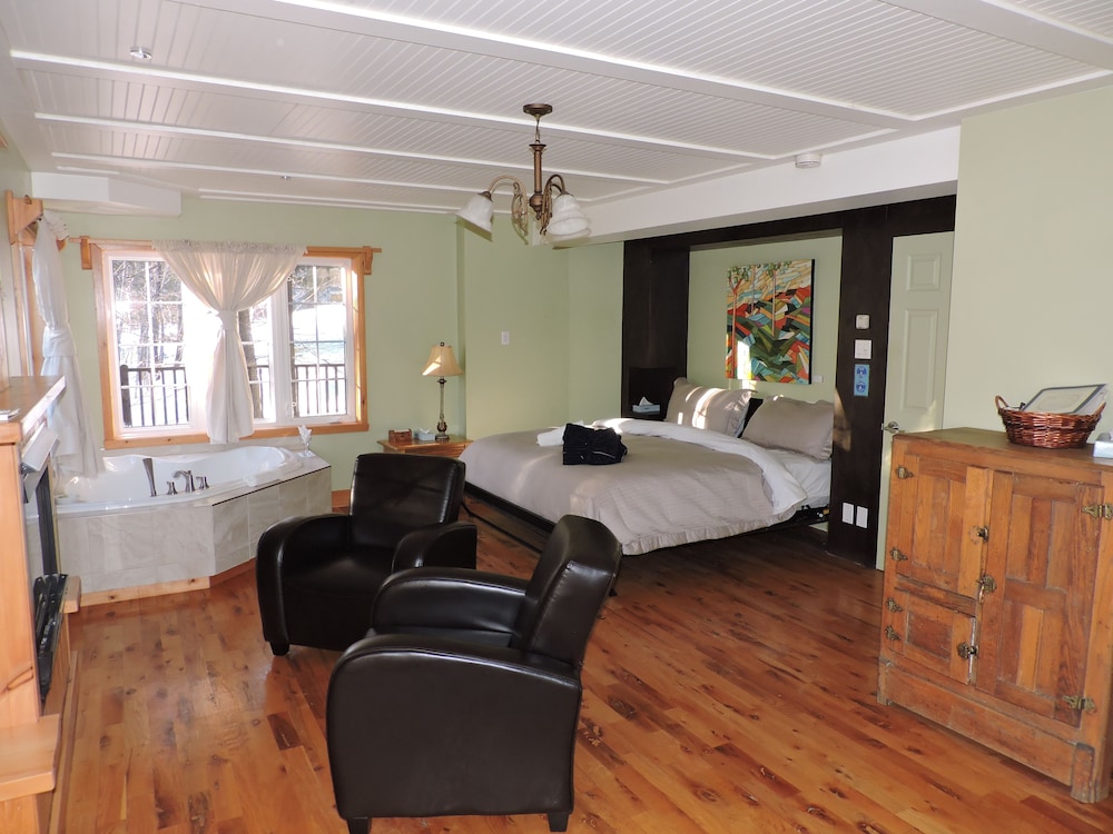Signature Suite, 1 King Bed, Jetted Tub, River View