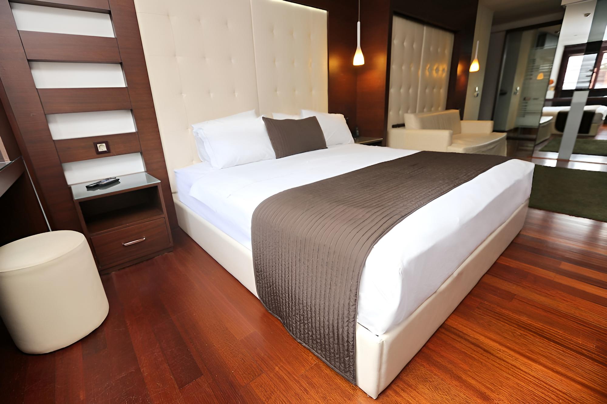 Family Triple Room, 1 King Bed with Sofa bed photo 3