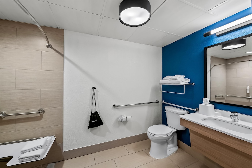Room, 1 King Bed, Accessible (Mobility & Hearing, Roll-in Shower) - Photo 6