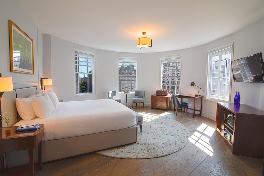 Room, 1 King Bed (Broadway View) photo 1