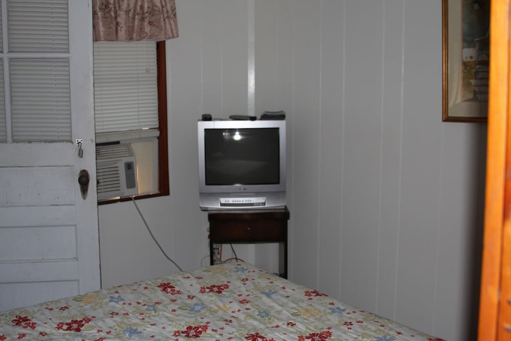 Lakefront Orange Cottage photo 3
