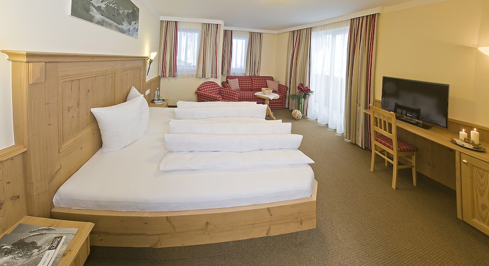 Suite, Balcony, Mountain View photo 2