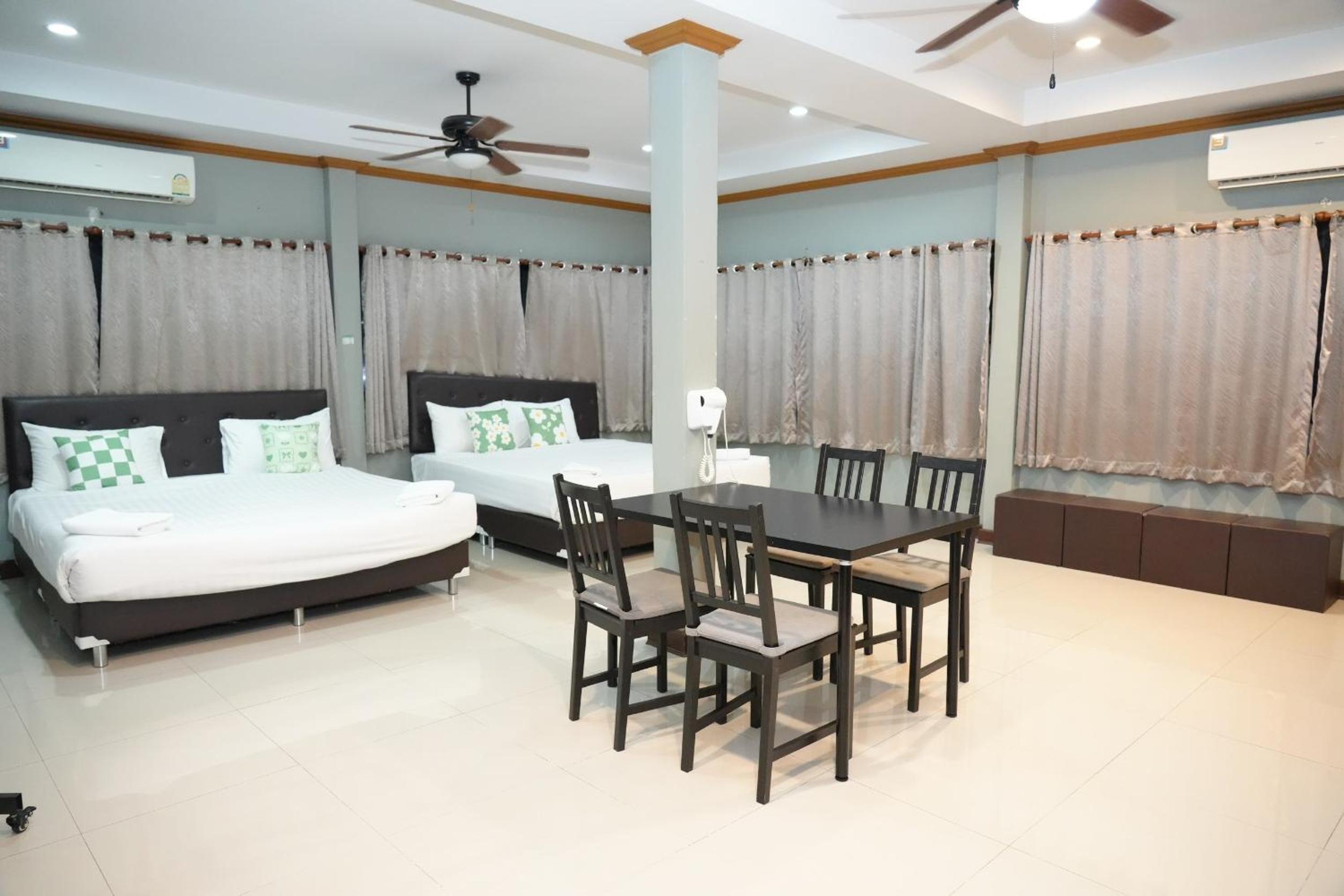 Deluxe Family Room - Photo 2