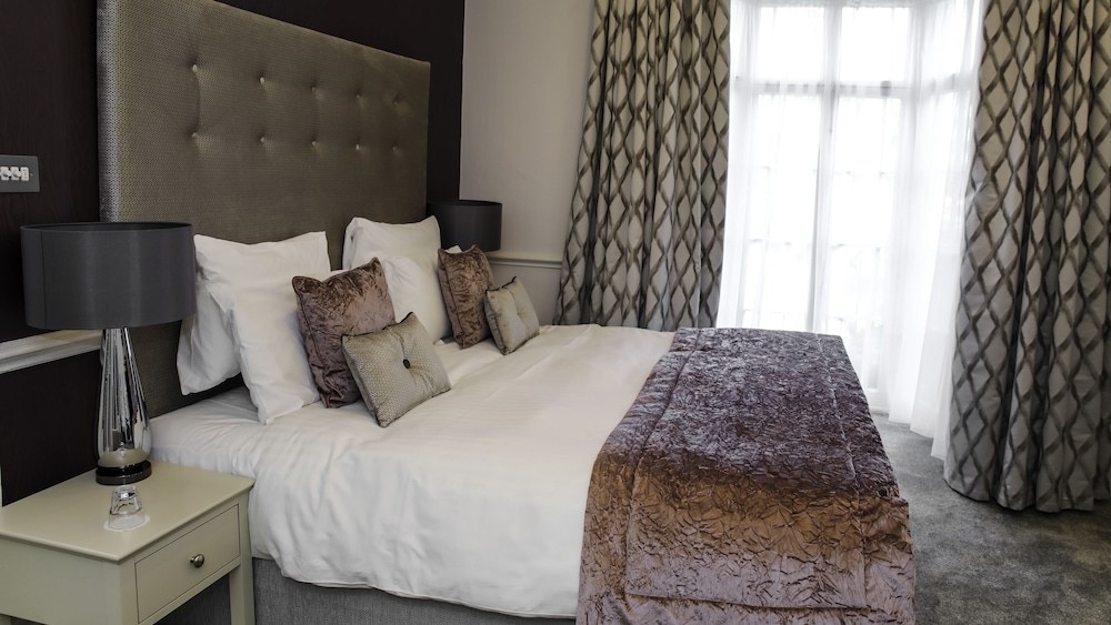Superior Suite, 1 King Bed with Sofa bed, Jetted Tub - Photo 6