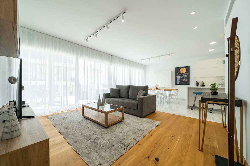 Executive Three-Bedroom Penthouse with Sea view & Jacuzzi photo 2