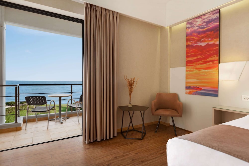 Room, 1 King Bed, Non Smoking, Sea View - Photo 13