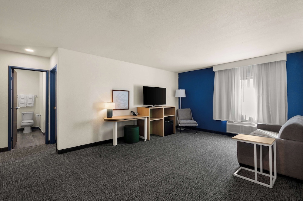 Suite, 1 Bedroom - Photo 6