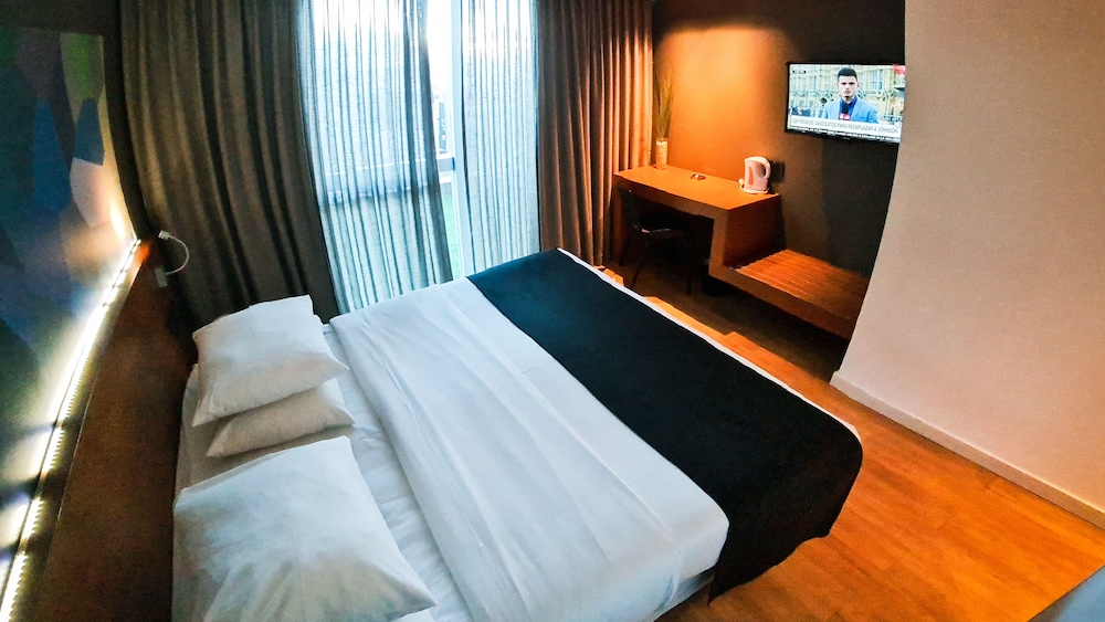 Standard Room, 1 Queen Bed photo 2
