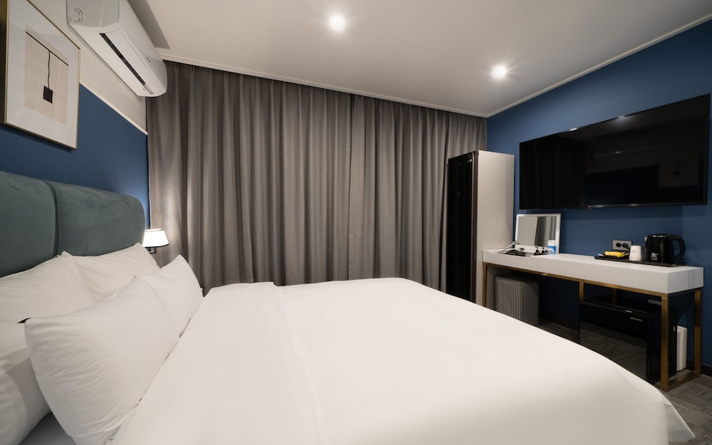 Room (Premium-Starbucks Coffee PKG (Netflix) - Photo 15