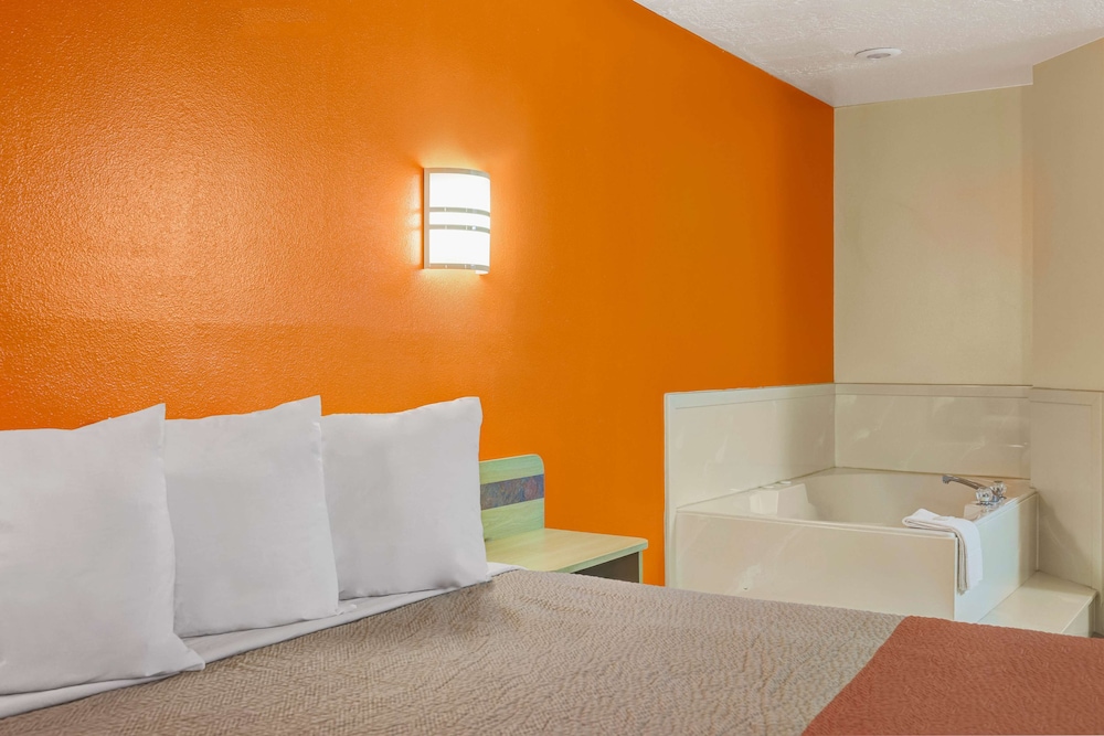 Deluxe Suite, 1 King Bed, Non Smoking, Hot Tub photo 1