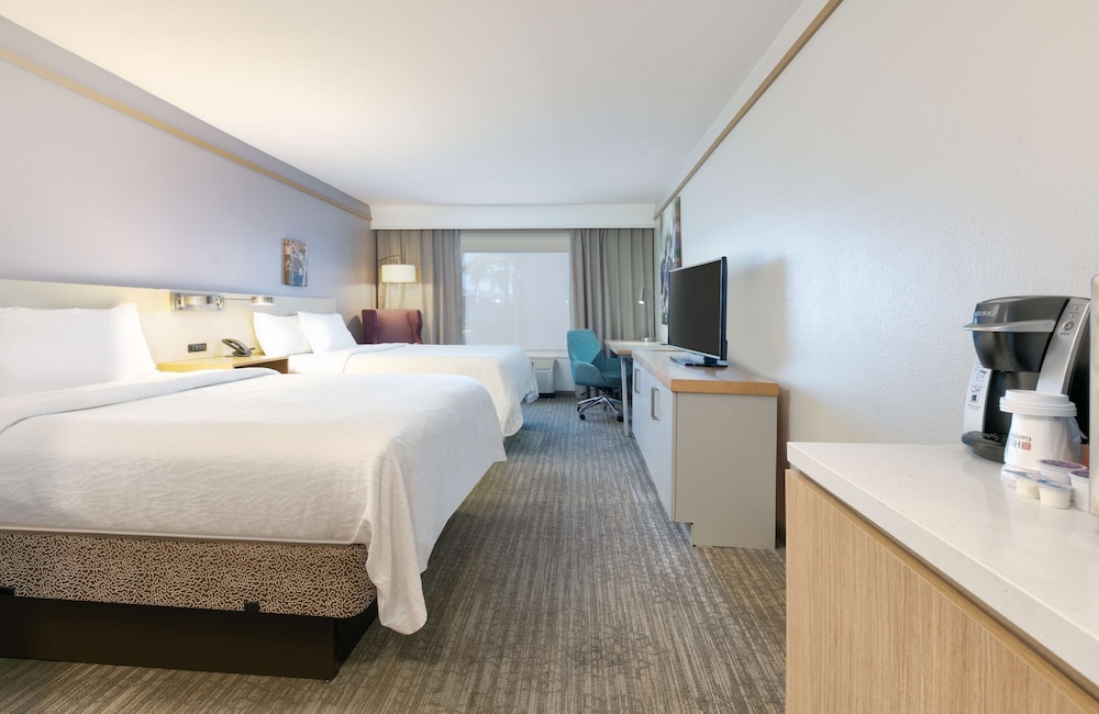 Room, 2 Queen Beds, Accessible, Bathtub - Photo 2