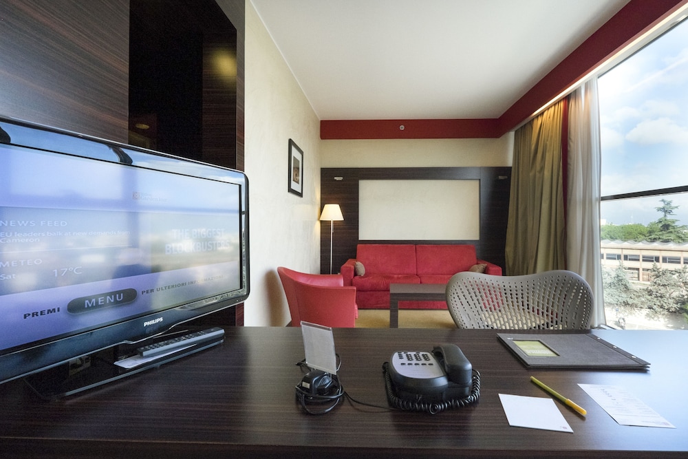 Family Suite, 1 King Bed thumbnail 6