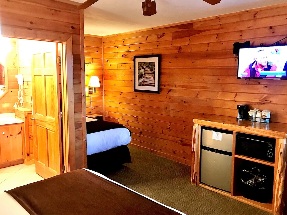 Lodge Room, 1 Queen Bed and 1 Twin photo 3