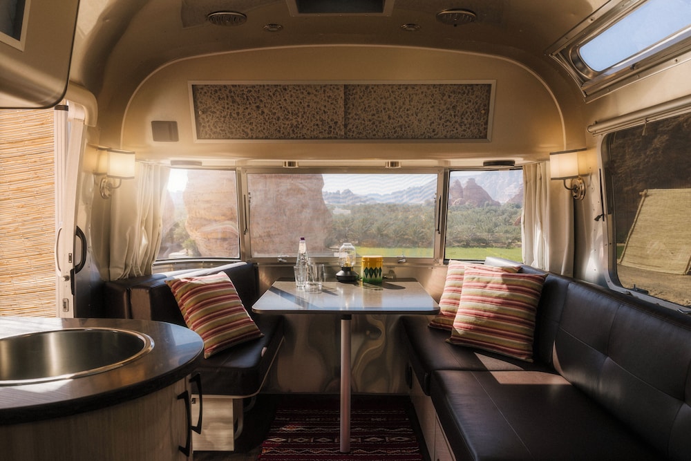 Room, 1 Queen Bed (Oasis Caravan)