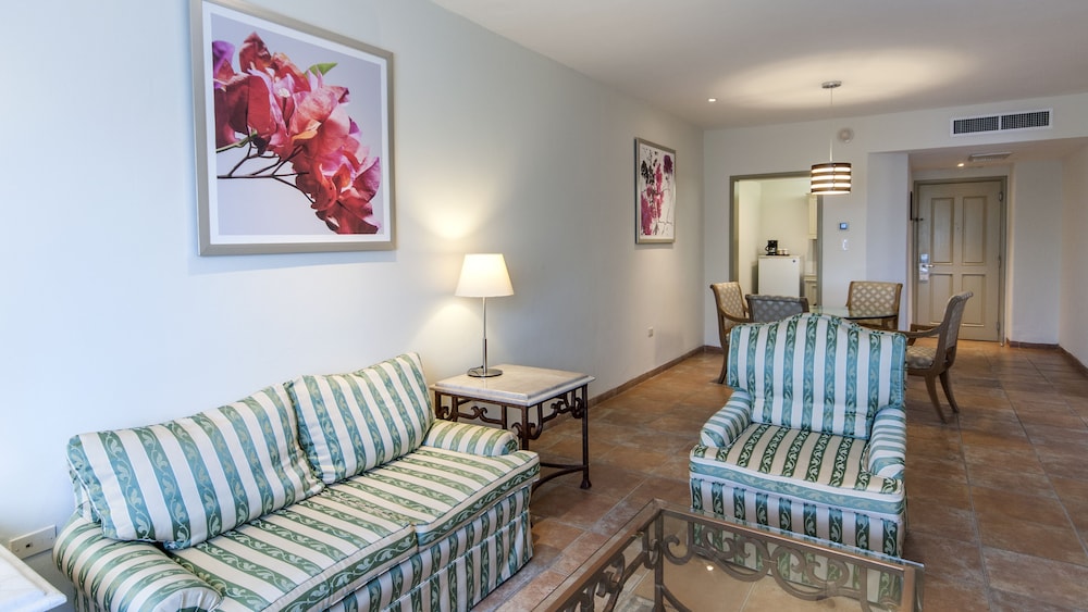 Suite, 2 Bedrooms - Photo 3