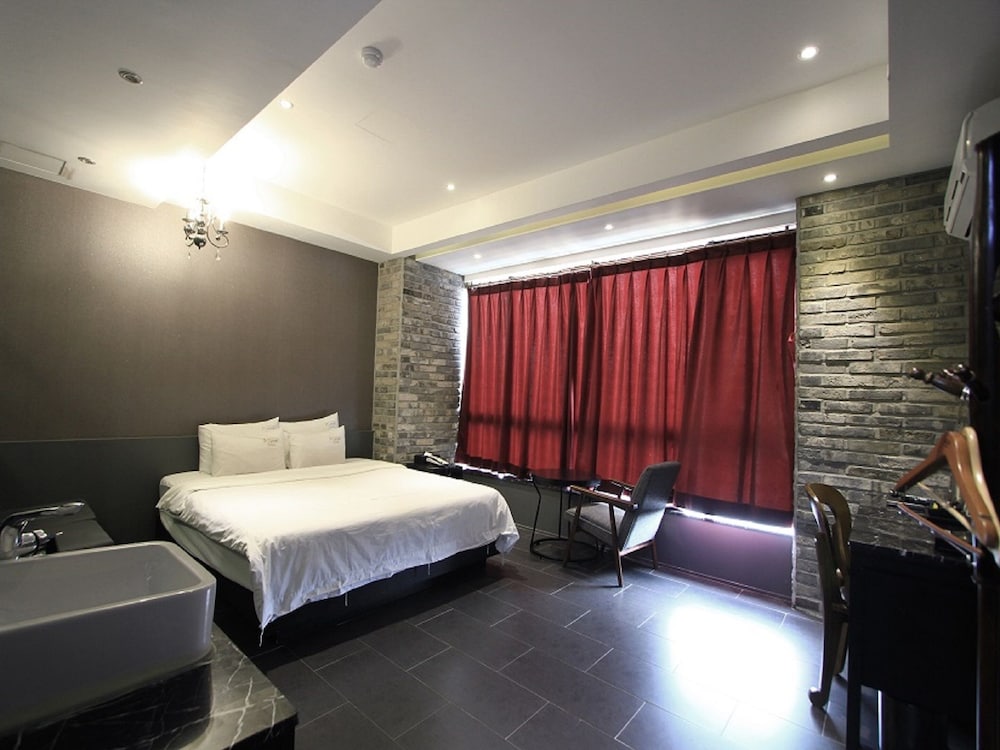 Royal Deluxe Room (Interior Design of a Room is Randomly Assigned Upon Check-in)