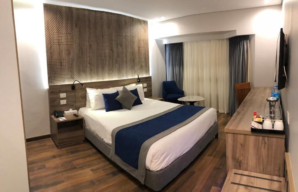 Deluxe Twin Room thumbnail 5