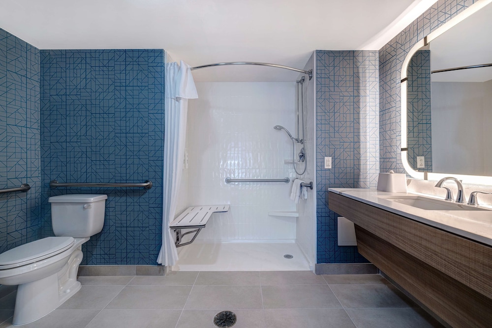 Suite, 1 King Bed, Accessible, Non Smoking (Mobility & Hearing, Roll-in Shower) - Photo 5