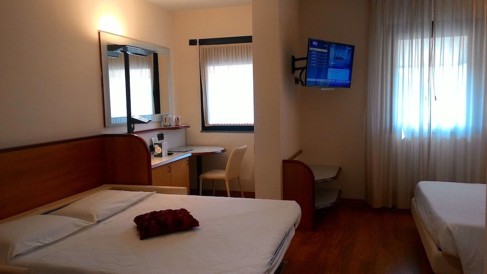 Standard Triple Room, 1 King Bed - Photo 4