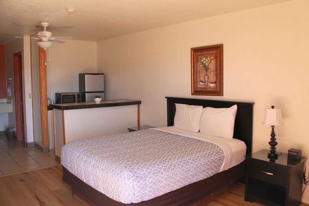 Suite, 1 Queen Bed, Non Smoking (Mini Suite) photo 1