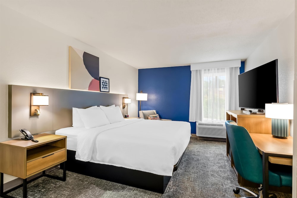 Room, 1 King Bed, Accessible (Mobility & Hearing, Roll-in Shower) photo 2