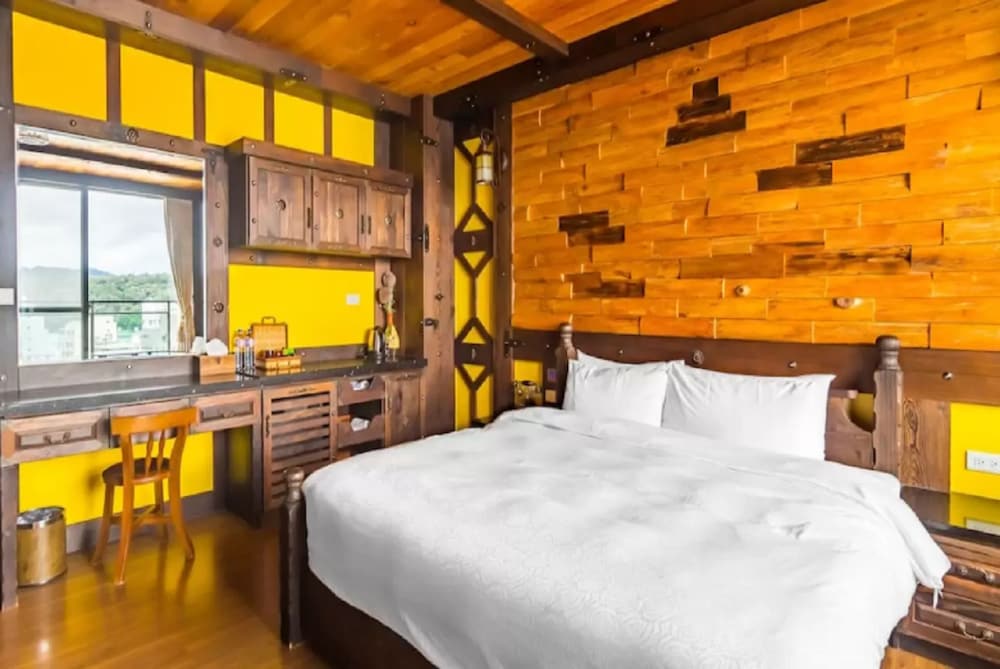 Double Room, 1 King Bed, Lake View photo 3