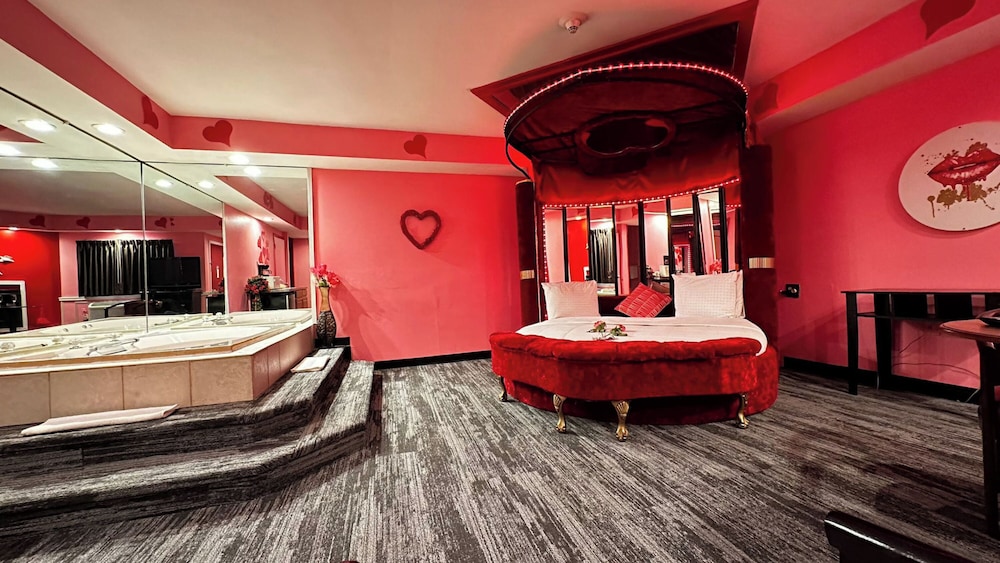 Sweetheart Romantic Suite with Jacuzzi and Fireplace, photo 6