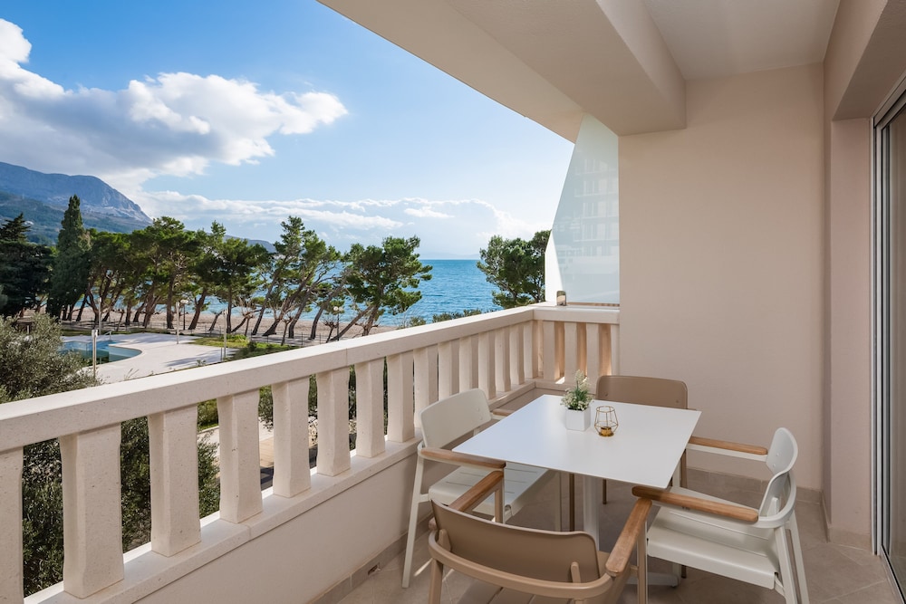 Studio Suite, 1 Bedroom, Balcony, Partial Sea View