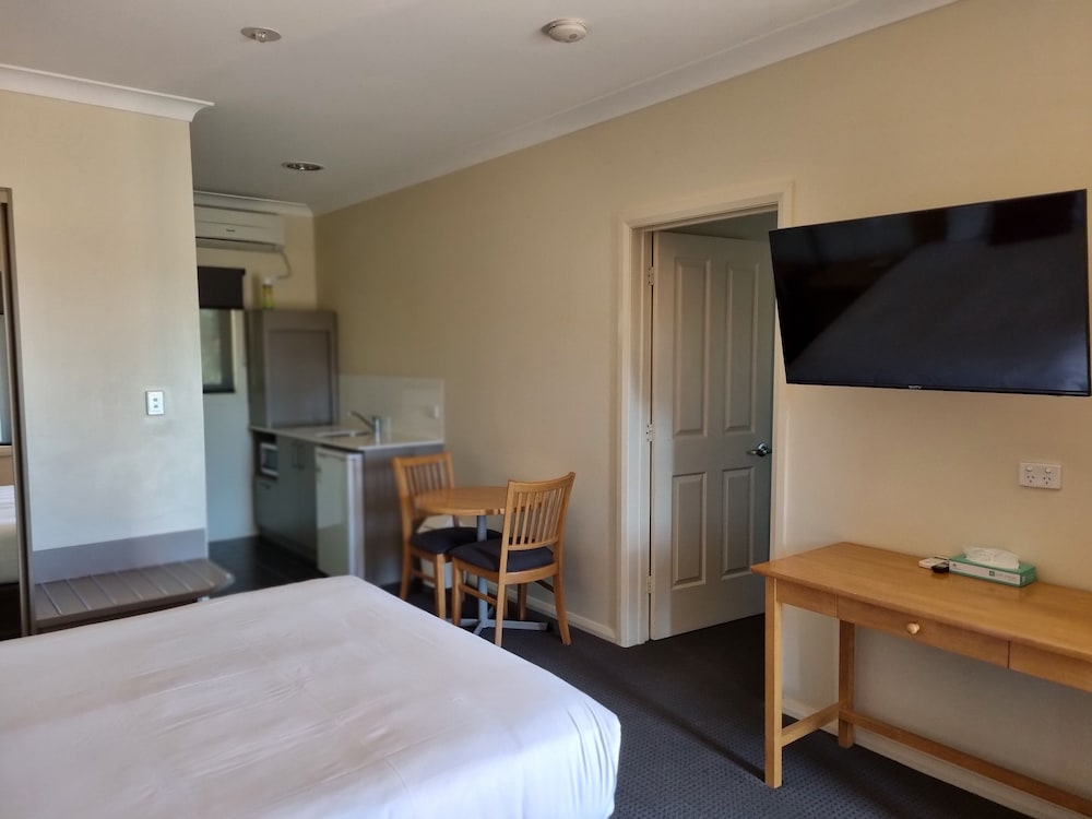 Standard Room, Non Smoking (1 Queen & 2 Single Beds) photo 2