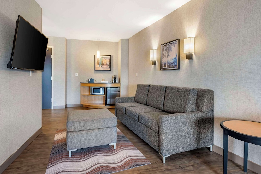 Suite, Multiple Beds, Non Smoking - Photo 3