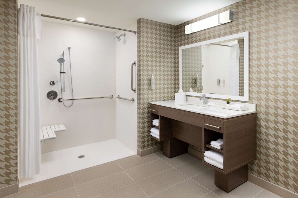 Suite, 1 King Bed, Accessible (Roll-In Shower) - Photo 11